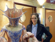 Blumenk&ouml;nigin bei der Anprobe