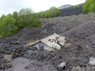 Von Lava versch&uuml;ttetes Haus