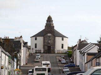 Bowmore mit Rundkirche