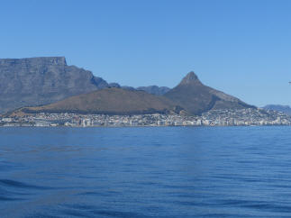 Blick von der F&auml;hre auf Kapstadt